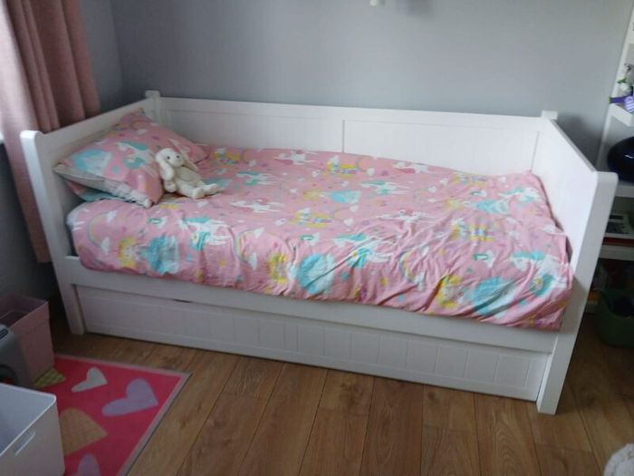 Day bed with trundle bed plus mattresses