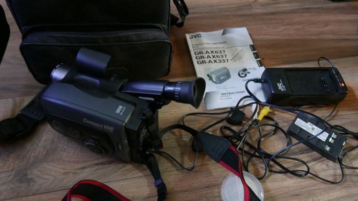 JVC GR-AX337E Compact VHS Camcorder + Carry Bag & Charger (the battery doesn't hold a charge - it works perfectly on the charger)