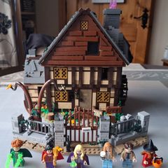 Lego Disney Hocus Pocus: The Sanderson Sisters' Cottage Set #21341
