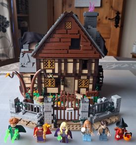 Lego Disney Hocus Pocus: The Sanderson Sisters' Cottage Set #21341