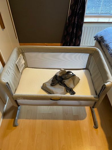 Joie Roomie Glide next to me cot
