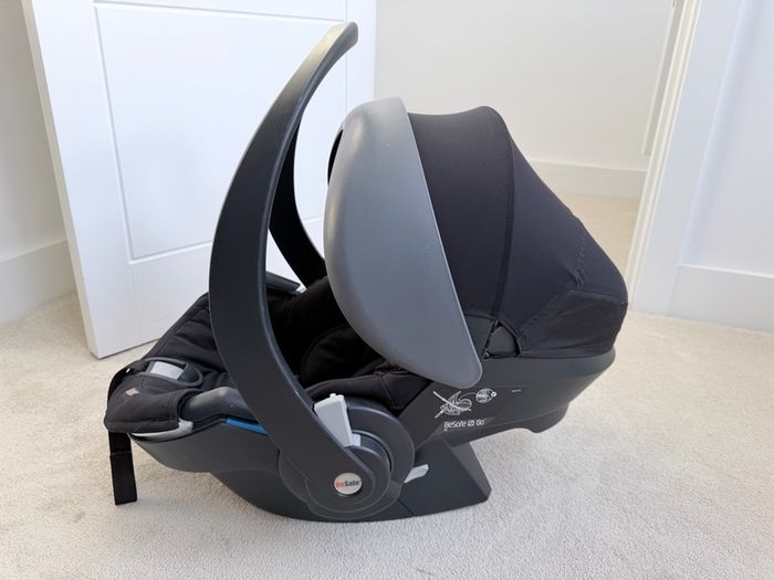 Besafe IZI Go X1 Baby seat and Isofix base