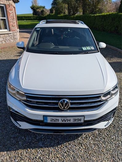2022 VW Tiguan R-Line 2.0 TDI 150 BHP | Pan Roof
