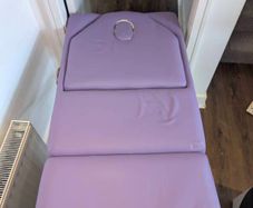 massage table / bed