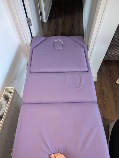 massage table / bed