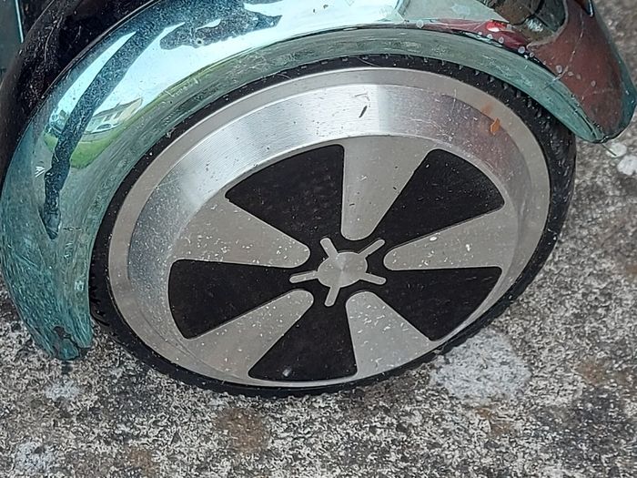 Hoverboard, no charger, not tested in very good cosmetic condition