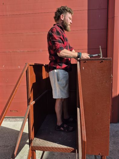 Auctioneer speakers Stand