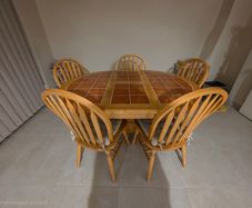 Extendable dining table and 5 chairs