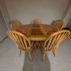 Extendable dining table and 5 chairs