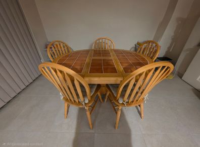 Extendable dining table and 5 chairs
