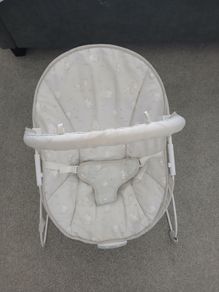Baby bouncer with vibration and music