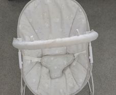 Baby bouncer with vibration and music
