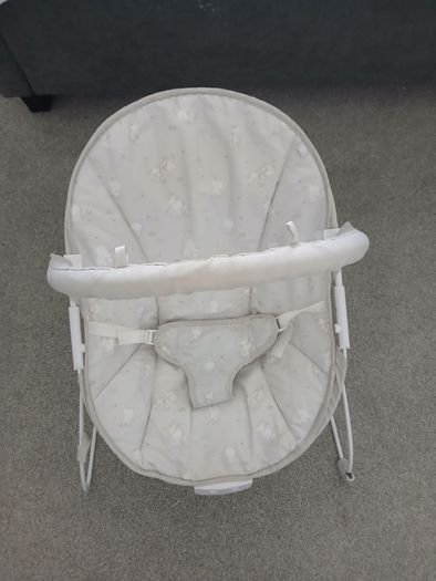 Baby bouncer with vibration and music
