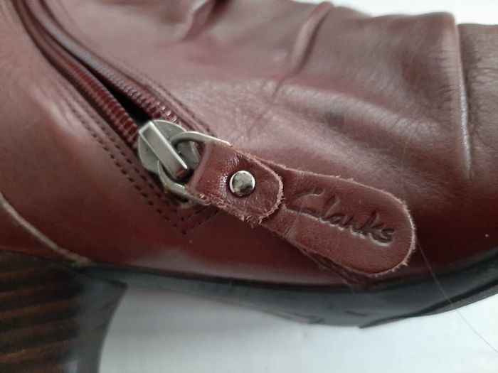 New genuine leather boots Clarkes in box