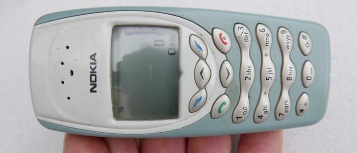 Vintage Nokia 6410 and charger