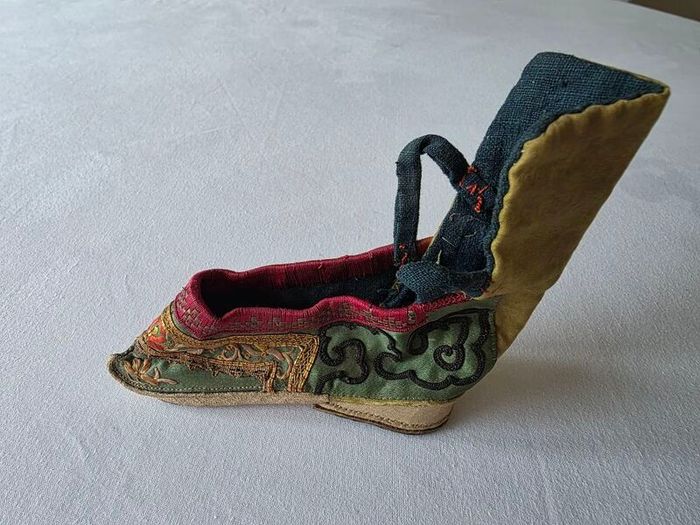 Antique Chinese Lotus Shoe for Bound Foot - Qing Dynasty - Embroidered Silk - 19th Century