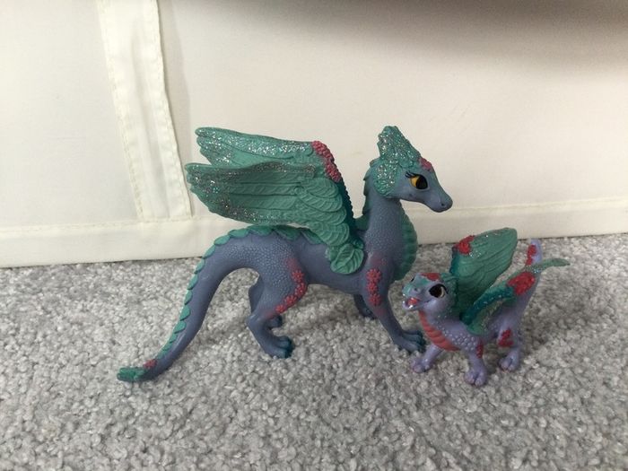 Shleich mother dragon and baby dragon