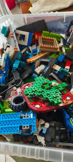 Box of random lego About 6 KG,