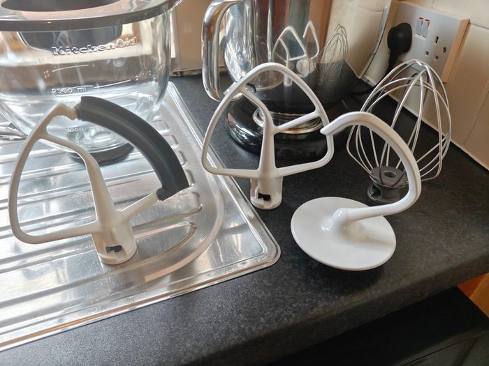 KitchenAid Artisan Stand Mixer + Glass Bowl + Accessories + FREE Cake Stand