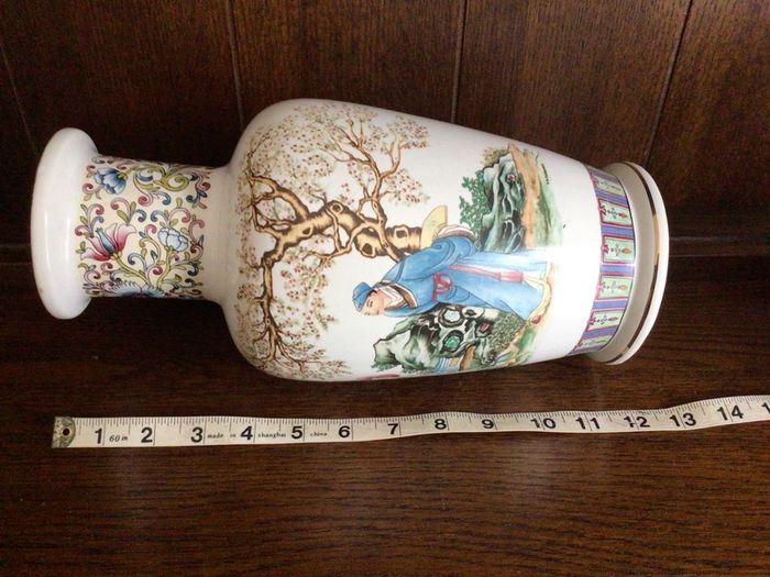 Vintage Oriental karraresi design 12 inch vase
