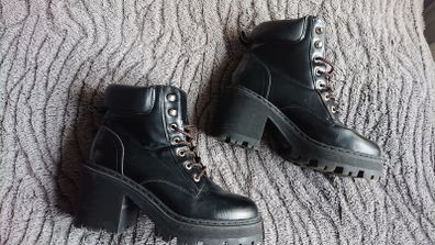 Truffle Collection Black Boots  Size 6
