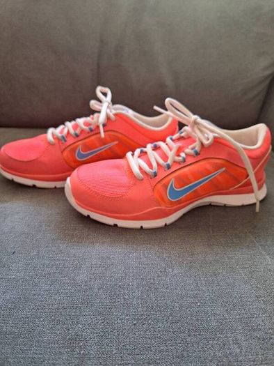 Ladies NIKE Trainers .. Size: 5 UK .. Like New ... Price Drop