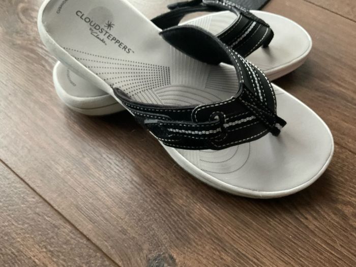 Clarks Cloudsteppers flip flops size 4