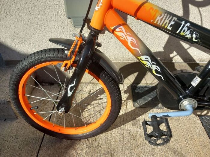 Kids strike bike size 16 inch wheels