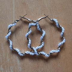 Very pretty beaded loop earrings