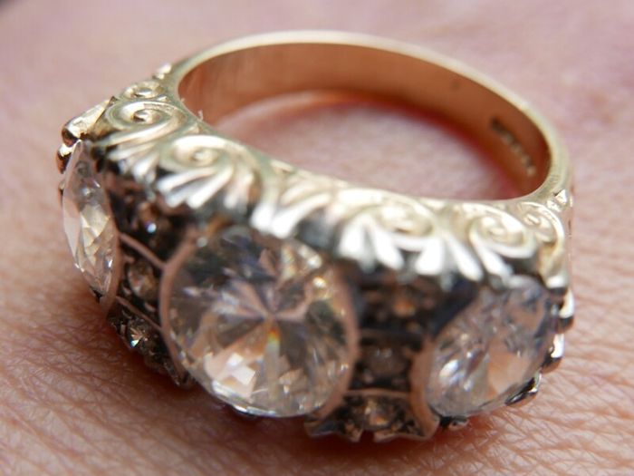 Vintage 9ct Solid Gold 375 Beautiful Trilogy Ring 10,2g