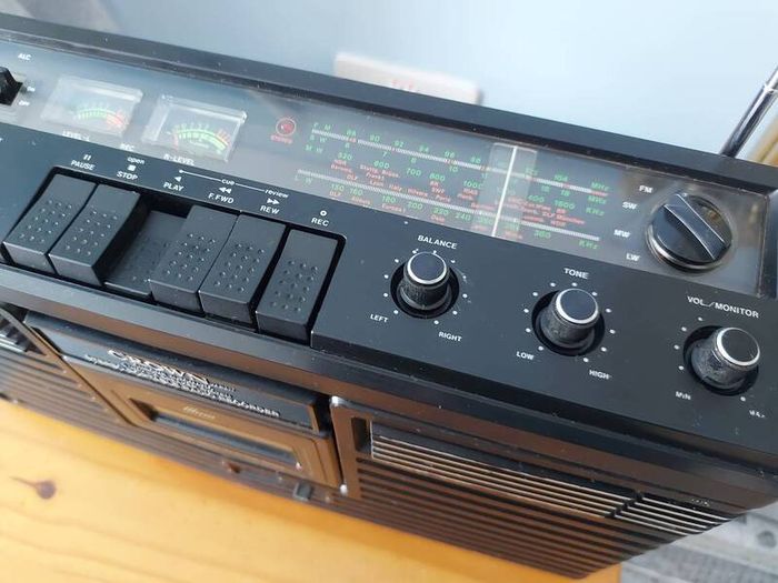 Vintage Crown CSC-630 FW Boombox / 4 Band Radio & Tape Deck.