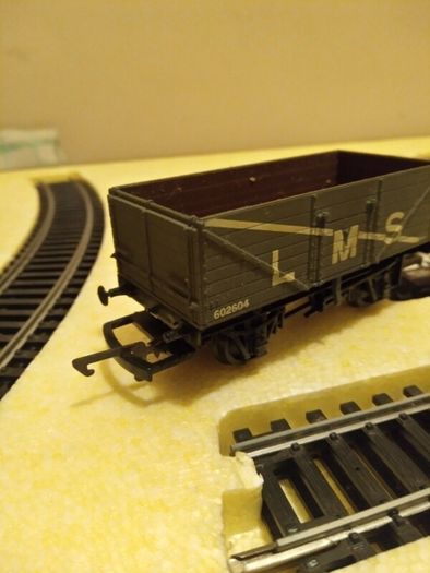 Hornby etc. OO Train/Carriages etc. Job lot. READ AD.