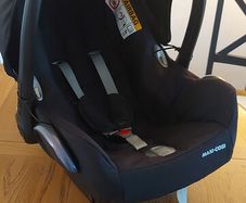 2 x Maxi-Cosi Baby Car Seats + 1 EasyFix Base