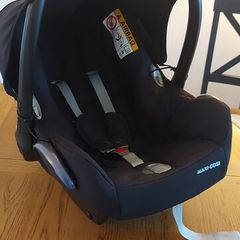 2 x Maxi-Cosi Baby Car Seats + 1 EasyFix Base