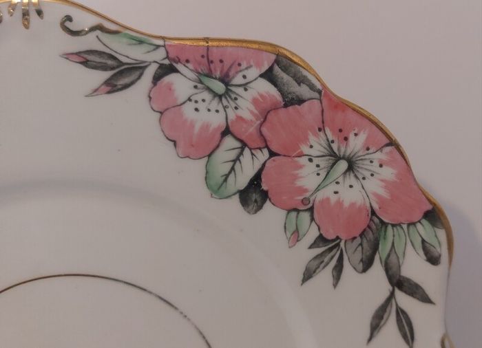 Fabulous Vintage Rare Patterned Royal Stafford Bone China Hand-Painted and Hand-Gilded Cake Display Plate in a Stunning Pink Hibiscus Pattern, Pattern no. 8239, Mint/Cabinet Condition