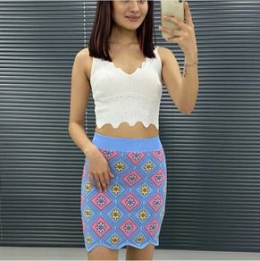 White, knitted top with a V-neckline