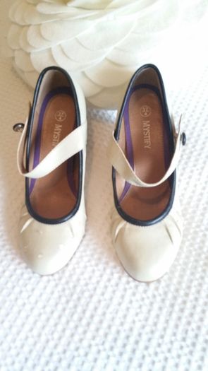 Mystify Cream Ladies Shoes - Size 4