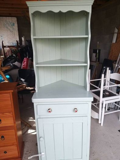 corner dresser