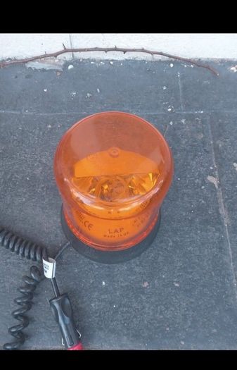 Magnetic roof beacon light