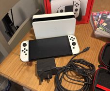 Nintendo switch Oled plus 8 games and accessories
