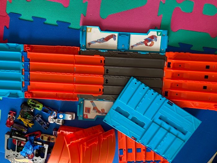 Hot Wheels Track Builder Race Crate with some cars