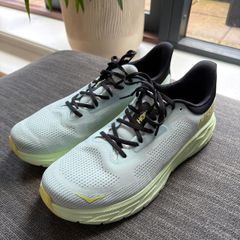 Hoka Arahi 7 running shoes (Like new)