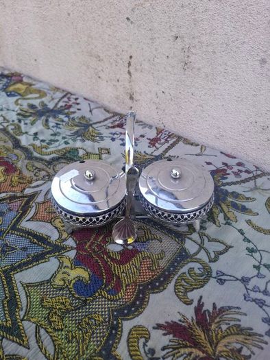 Duo sugar bowls possible to post
