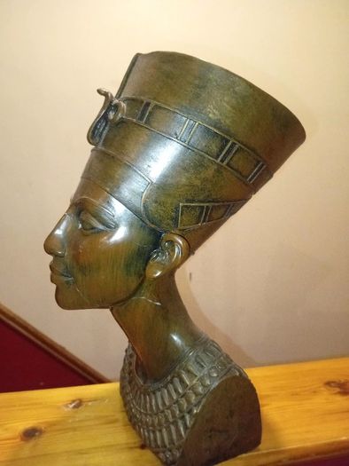egyptian statue