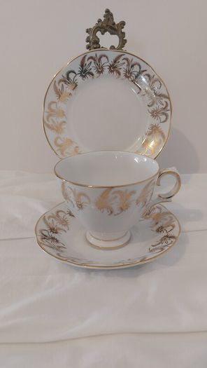 Fabulous Vintage Royal Tara Fine Bone China 14 Piece Breakfast Teaset for Four in a Beautiful Gilt Feathery Repeat Pattern, no. 947
