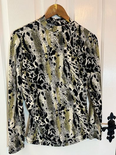 New Vila Top in Size Large / Size 12 gorgeous colour