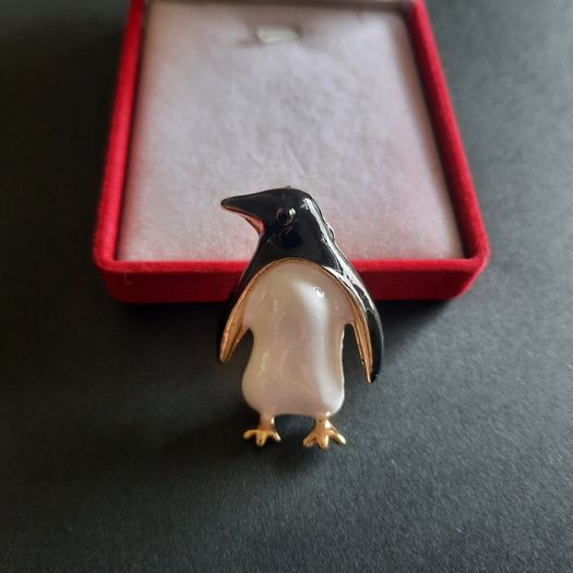 Enamel Penguin Brooch Pin | Gold Tone Animal Lapel Pin Cute Arctic Bird Jewelry Gift for Nature Lover (X06)