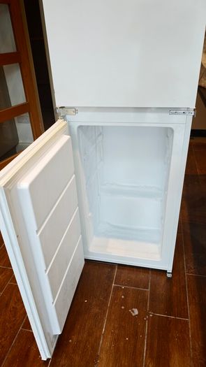 Zanussi integrated fridge freezer