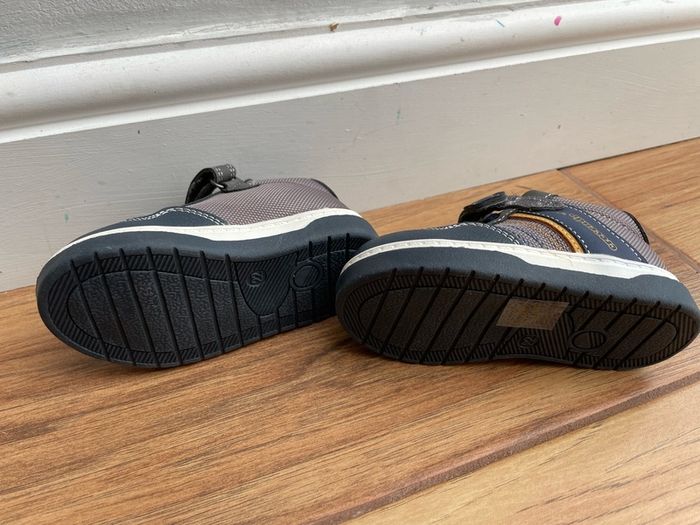 trainers size 22