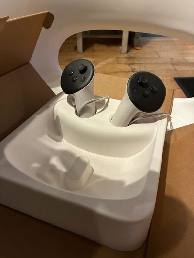 Metaquest 3s VR headset and controllers